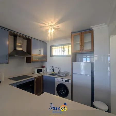 Cozy Beachside 2br Retreat Tv23 또레비에하
